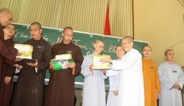 Bình Dương: Lễ trao học bổng cho các Tăng Ni sinh Trường TCPH tỉnh Bình Dương.