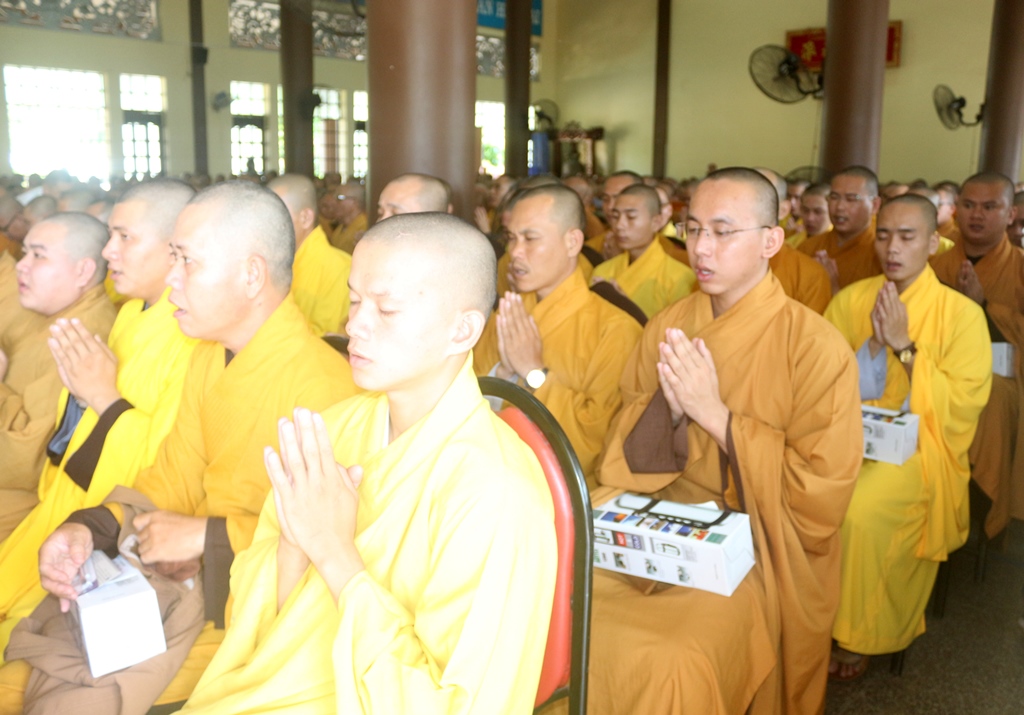 Chùm ảnh: Cúng dường Chư Tôn đức Tăng Ni tỉnh Bình Dương.