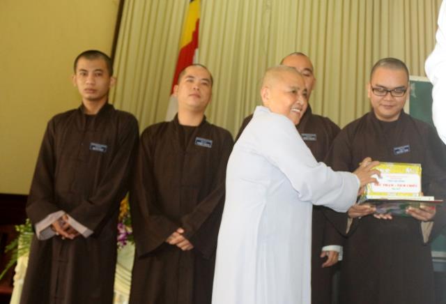 Bình Dương: Lễ trao học bổng cho các Tăng Ni sinh Trường TCPH tỉnh Bình Dương.