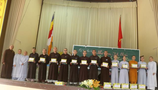 Bình Dương: Lễ trao học bổng cho các Tăng Ni sinh Trường TCPH tỉnh Bình Dương.