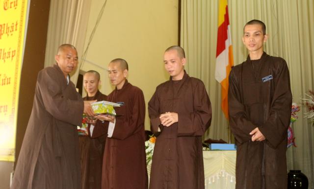Bình Dương: Lễ trao học bổng cho các Tăng Ni sinh Trường TCPH tỉnh Bình Dương.