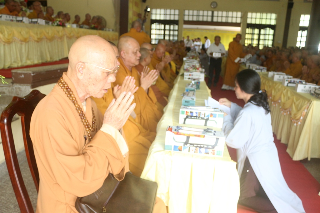 Chùm ảnh: Cúng dường Chư Tôn đức Tăng Ni tỉnh Bình Dương.