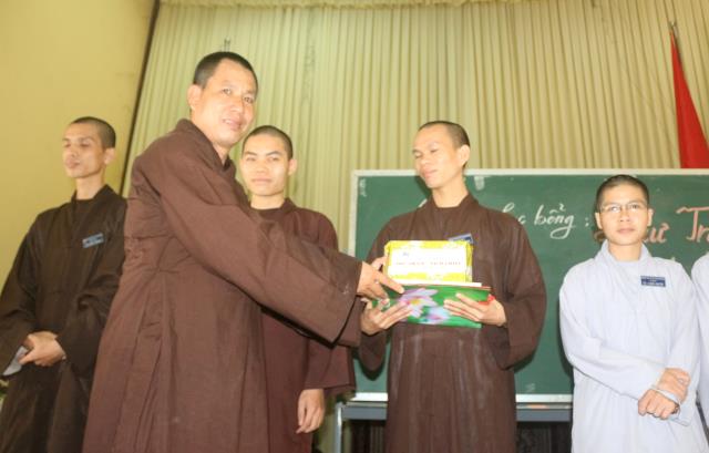 Bình Dương: Lễ trao học bổng cho các Tăng Ni sinh Trường TCPH tỉnh Bình Dương.