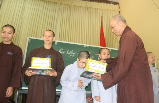 Bình Dương: Lễ trao học bổng cho các Tăng Ni sinh Trường TCPH tỉnh Bình Dương.