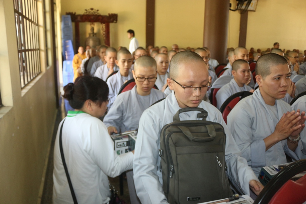 Chùm ảnh: Cúng dường Chư Tôn đức Tăng Ni tỉnh Bình Dương.