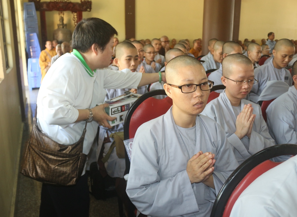 Chùm ảnh: Cúng dường Chư Tôn đức Tăng Ni tỉnh Bình Dương.