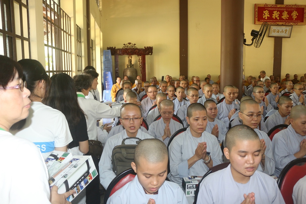 Chùm ảnh: Cúng dường Chư Tôn đức Tăng Ni tỉnh Bình Dương.
