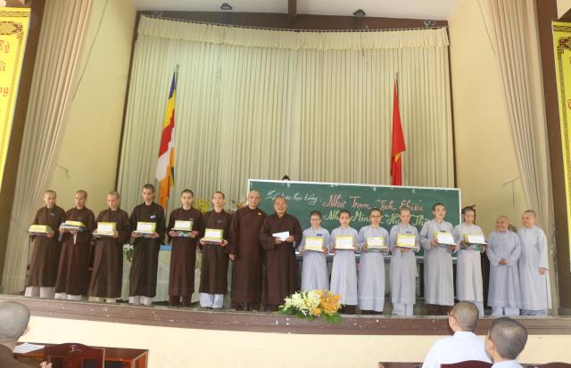Bình Dương: Lễ trao học bổng cho các Tăng Ni sinh Trường TCPH tỉnh Bình Dương.