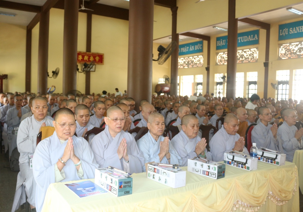 Chùm ảnh: Cúng dường Chư Tôn đức Tăng Ni tỉnh Bình Dương.