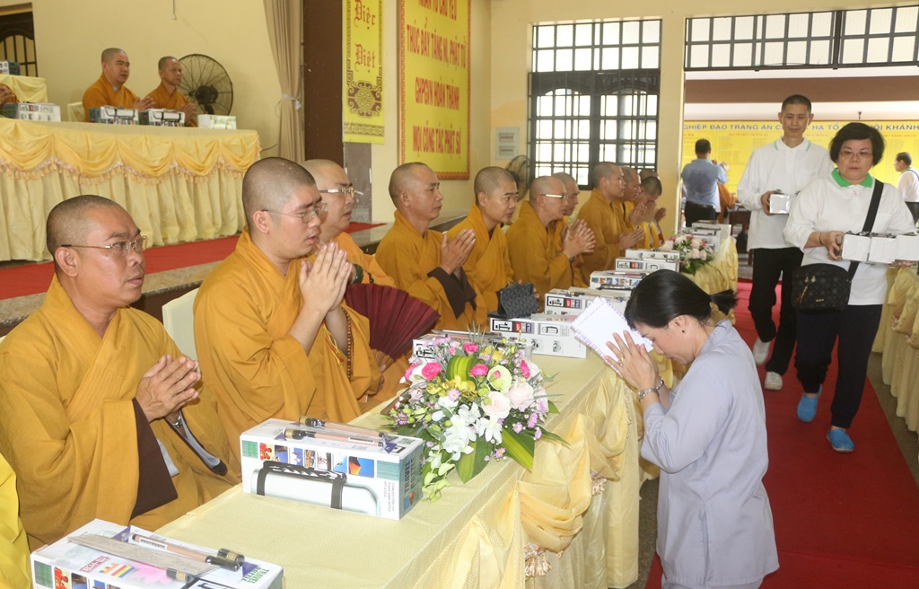 Chùm ảnh: Cúng dường Chư Tôn đức Tăng Ni tỉnh Bình Dương.