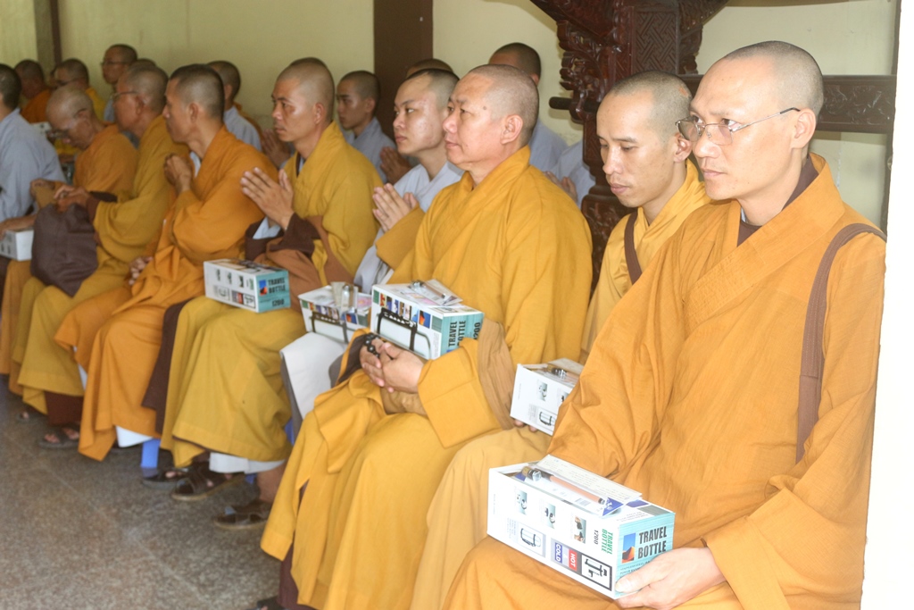 Chùm ảnh: Cúng dường Chư Tôn đức Tăng Ni tỉnh Bình Dương.