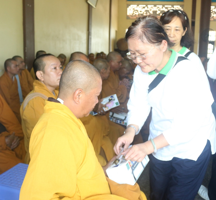 Chùm ảnh: Cúng dường Chư Tôn đức Tăng Ni tỉnh Bình Dương.