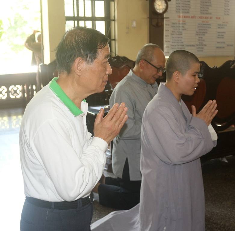 Chùm ảnh: Cúng dường Chư Tôn đức Tăng Ni tỉnh Bình Dương.
