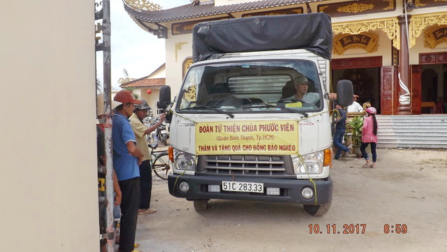 Chùa Phước Viên và Lâm Quang tặng quà từ thiện