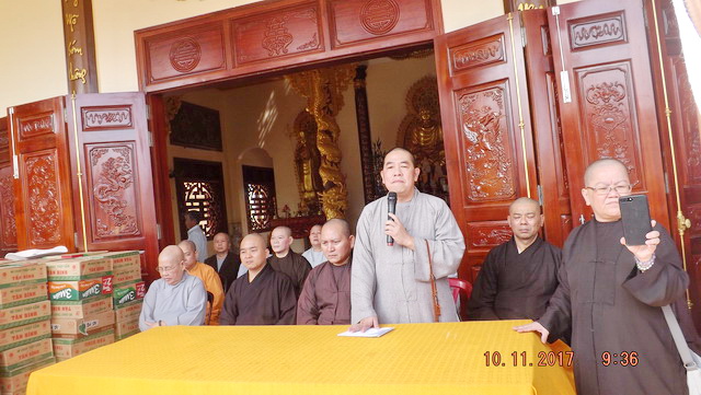 Chùa Phước Viên và Lâm Quang tặng quà từ thiện