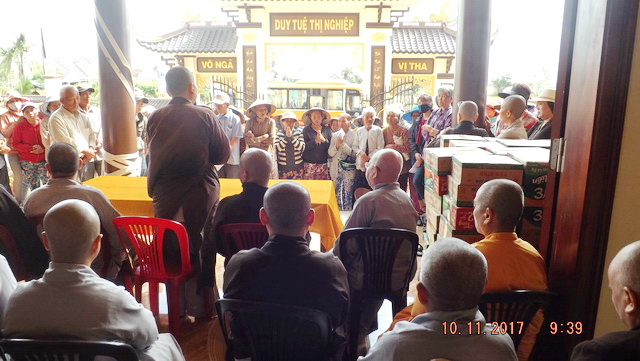Chùa Phước Viên và Lâm Quang tặng quà từ thiện