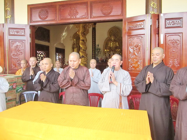 Chùa Phước Viên và Lâm Quang tặng quà từ thiện