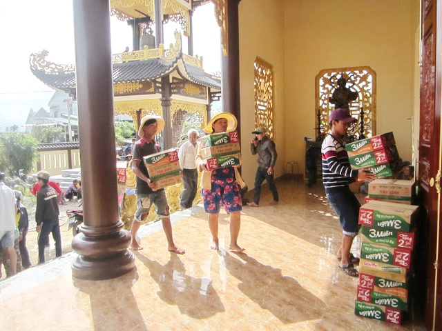Chùa Phước Viên và Lâm Quang tặng quà từ thiện
