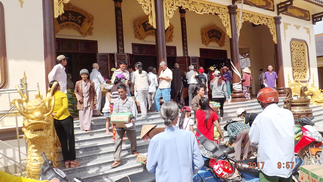 Chùa Phước Viên và Lâm Quang tặng quà từ thiện