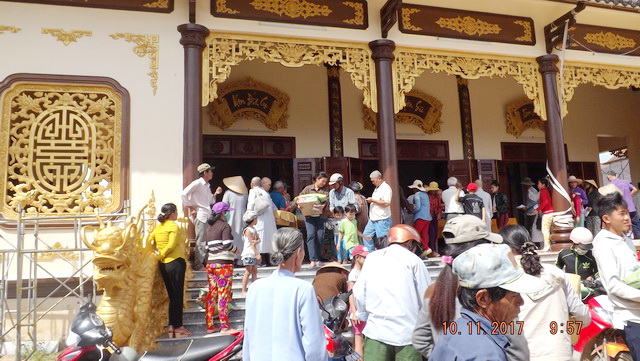 Chùa Phước Viên và Lâm Quang tặng quà từ thiện