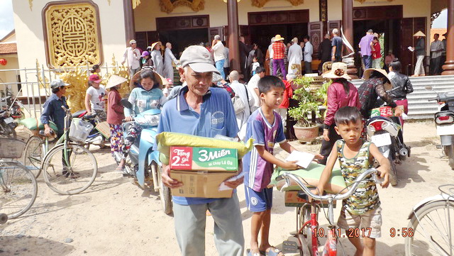 Chùa Phước Viên và Lâm Quang tặng quà từ thiện