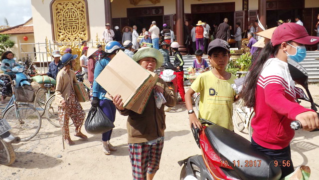 Chùa Phước Viên và Lâm Quang tặng quà từ thiện