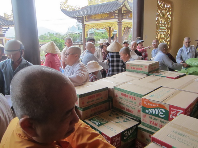 Chùa Phước Viên và Lâm Quang tặng quà từ thiện