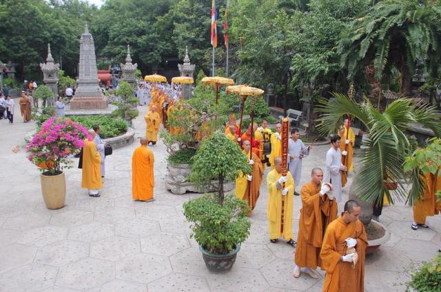 Lá vàng rơi cố Tháp