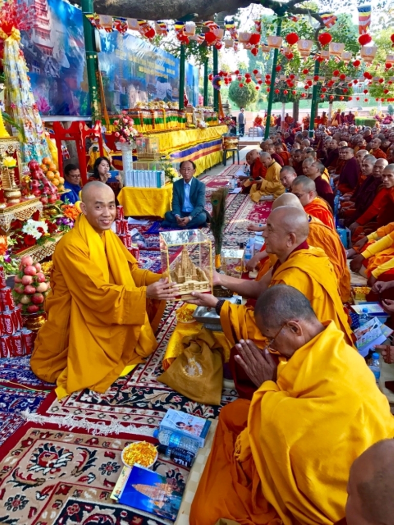 Ấn Độ: Trang nghiêm lễ cúng dường 1250 vị Tăng Ni tại Bồ Đề Đạo Tràng nhân tết Mậu Tuất
