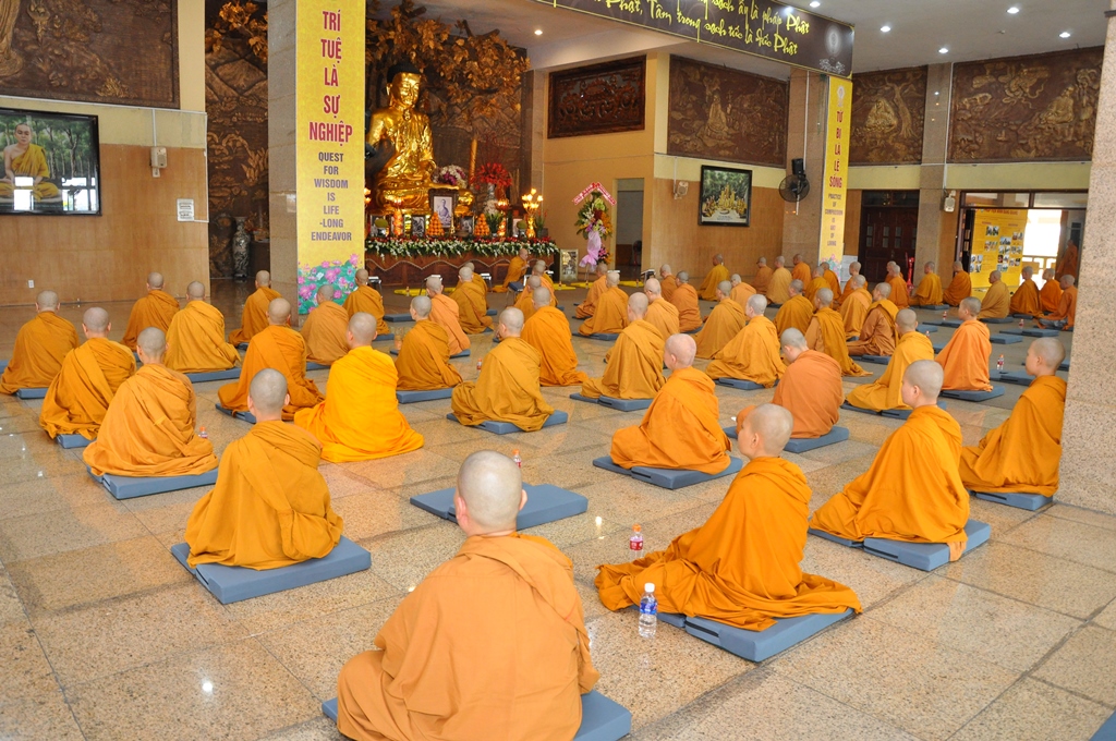 Pháp viện Minh Đăng Quang khất thực tưởng niệm 64 năm Tổ sư Minh Đăng Quang vắng bóng.