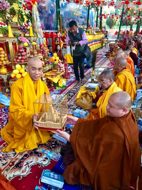 Ấn Độ: Trang nghiêm lễ cúng dường 1250 vị Tăng Ni tại Bồ Đề Đạo Tràng nhân tết Mậu Tuất