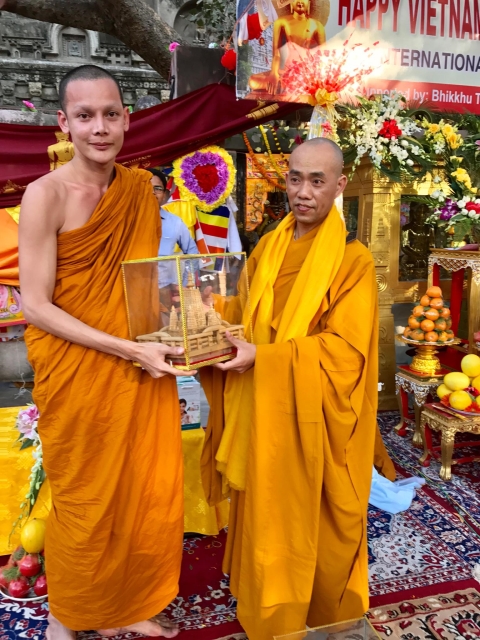 Ấn Độ: Trang nghiêm lễ cúng dường 1250 vị Tăng Ni tại Bồ Đề Đạo Tràng nhân tết Mậu Tuất