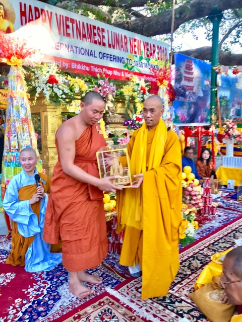 Ấn Độ: Trang nghiêm lễ cúng dường 1250 vị Tăng Ni tại Bồ Đề Đạo Tràng nhân tết Mậu Tuất