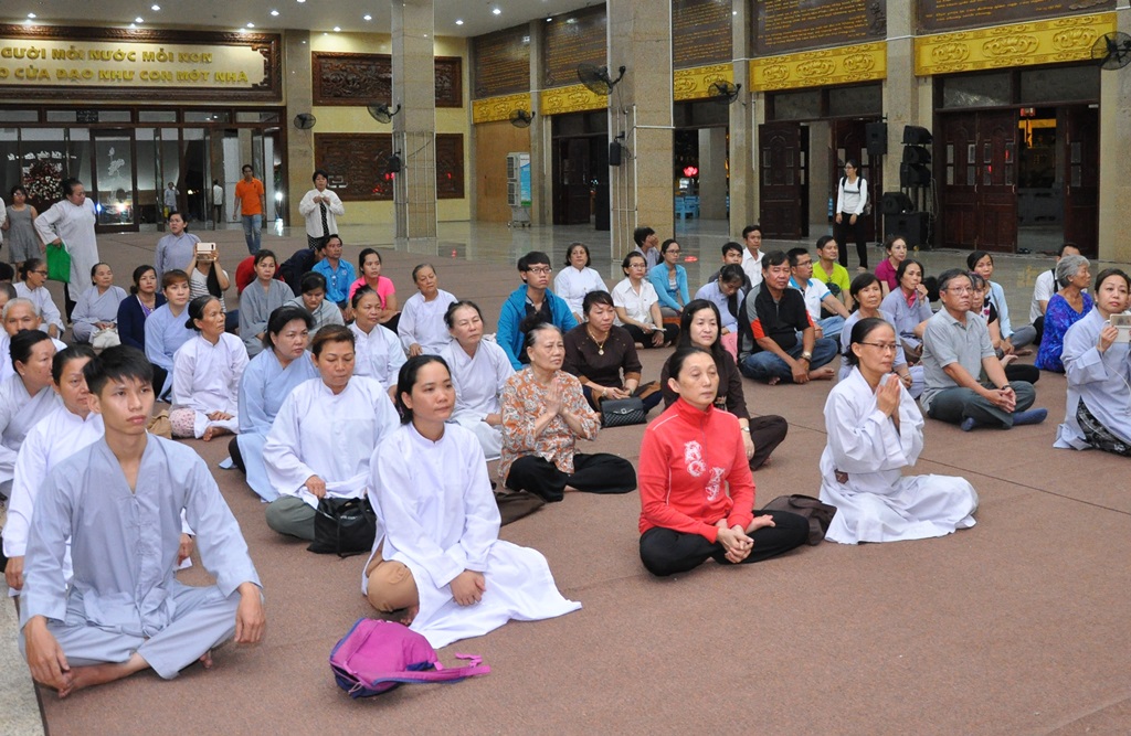 Pháp viện Minh Đăng Quang khất thực tưởng niệm 64 năm Tổ sư Minh Đăng Quang vắng bóng.
