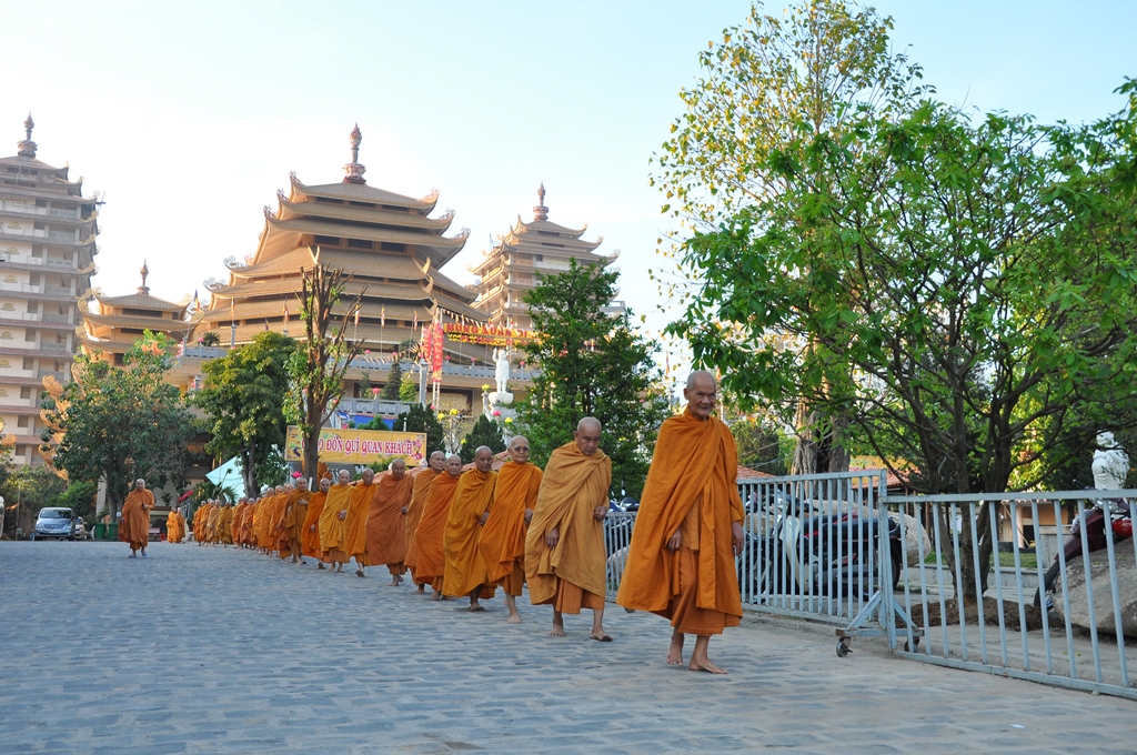 Pháp viện Minh Đăng Quang khất thực tưởng niệm 64 năm Tổ sư Minh Đăng Quang vắng bóng.