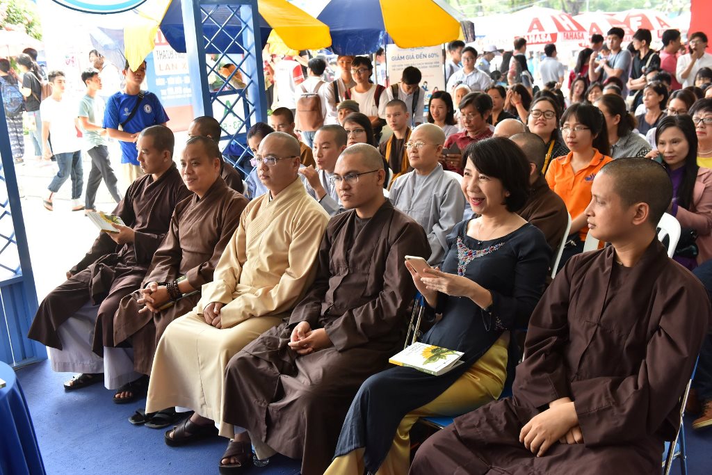Giao lưu ra mắt sách “ Mở lối yêu thương’’ của Sư cô Thích Nữ Nhuận Bình, ngày 24-03-2018