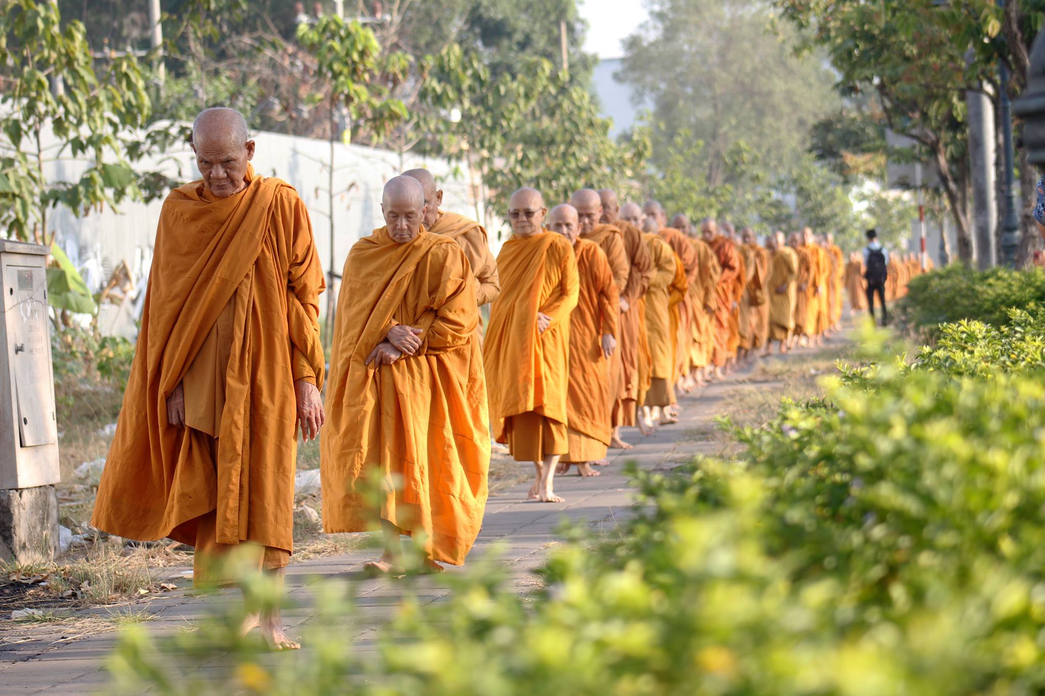 Pháp viện Minh Đăng Quang khất thực tưởng niệm 64 năm Tổ sư Minh Đăng Quang vắng bóng.