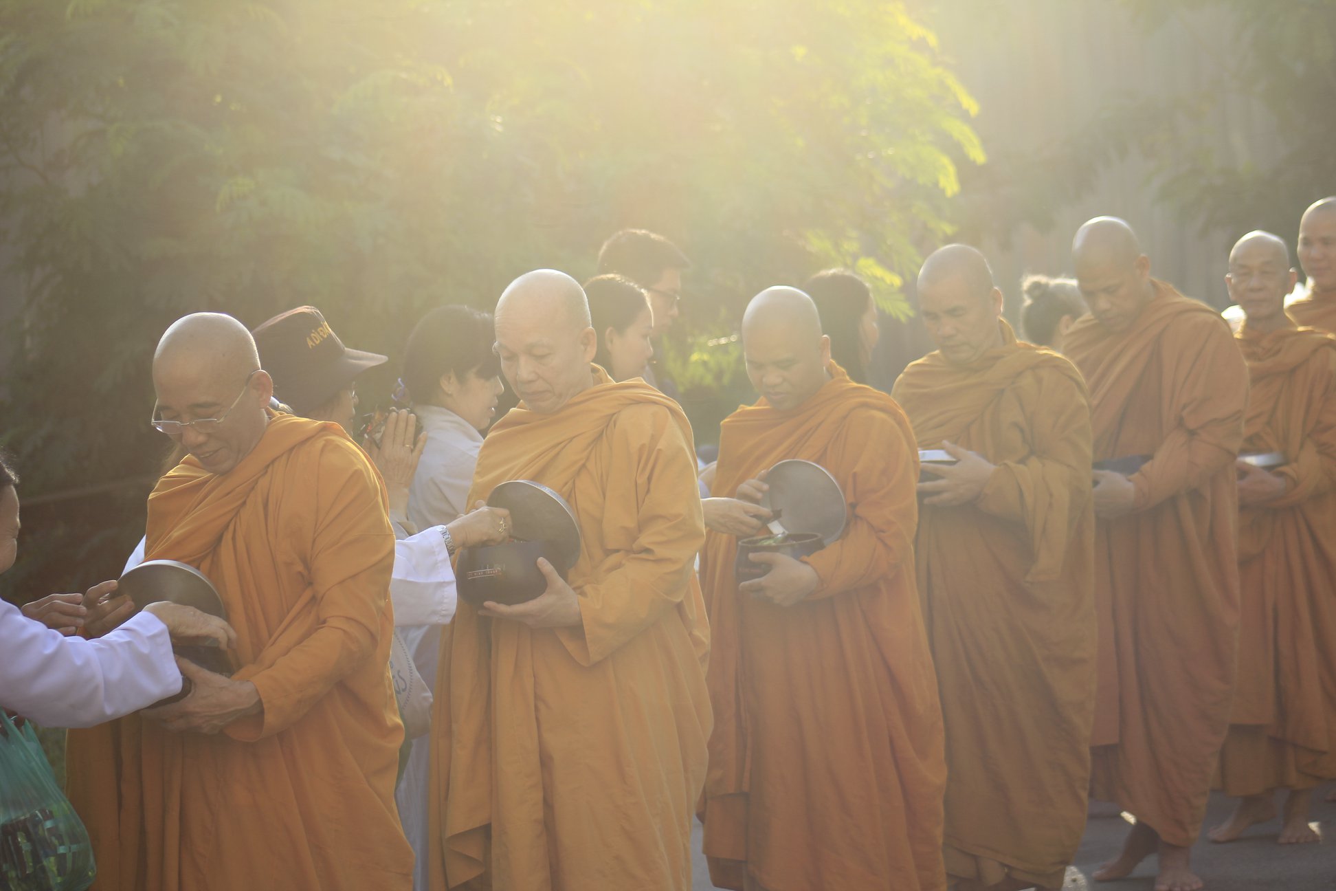 Pháp viện Minh Đăng Quang khất thực tưởng niệm 64 năm Tổ sư Minh Đăng Quang vắng bóng.