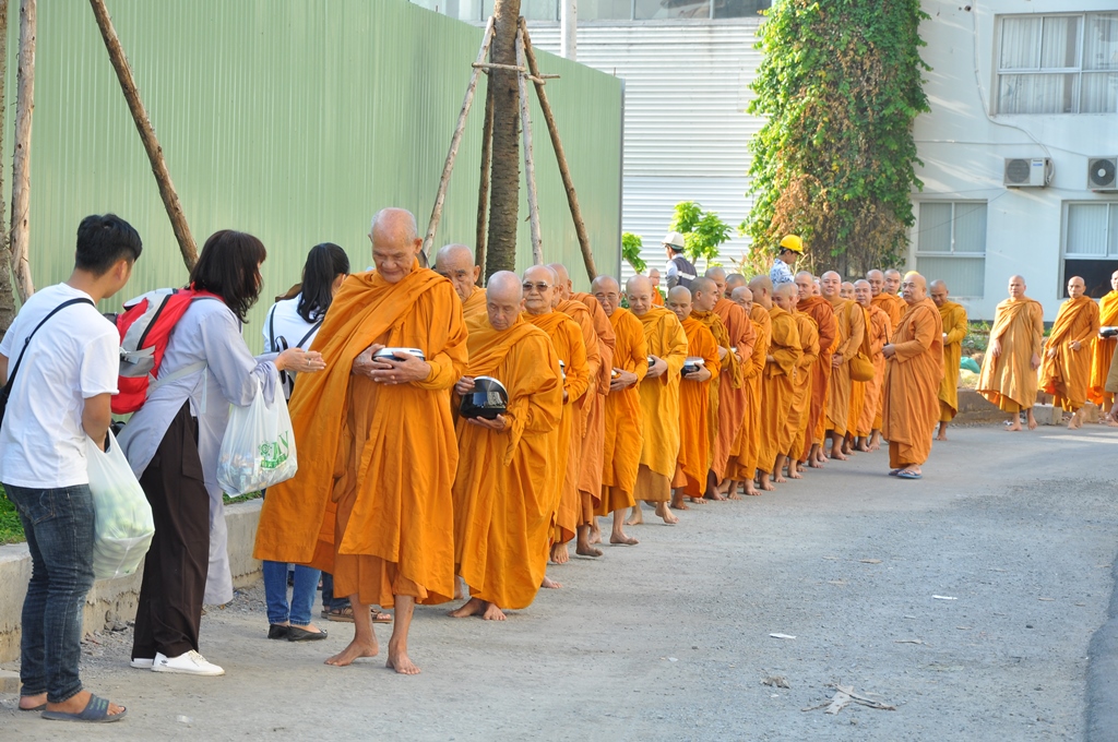 Pháp viện Minh Đăng Quang khất thực tưởng niệm 64 năm Tổ sư Minh Đăng Quang vắng bóng.