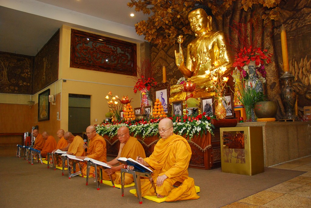 Pháp viện Minh Đăng Quang khất thực tưởng niệm 64 năm Tổ sư Minh Đăng Quang vắng bóng.