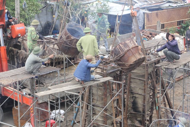 Thái Bình: Chùa Từ Xuyên chú nguyện rót đồng đúc tượng Tam Thánh
