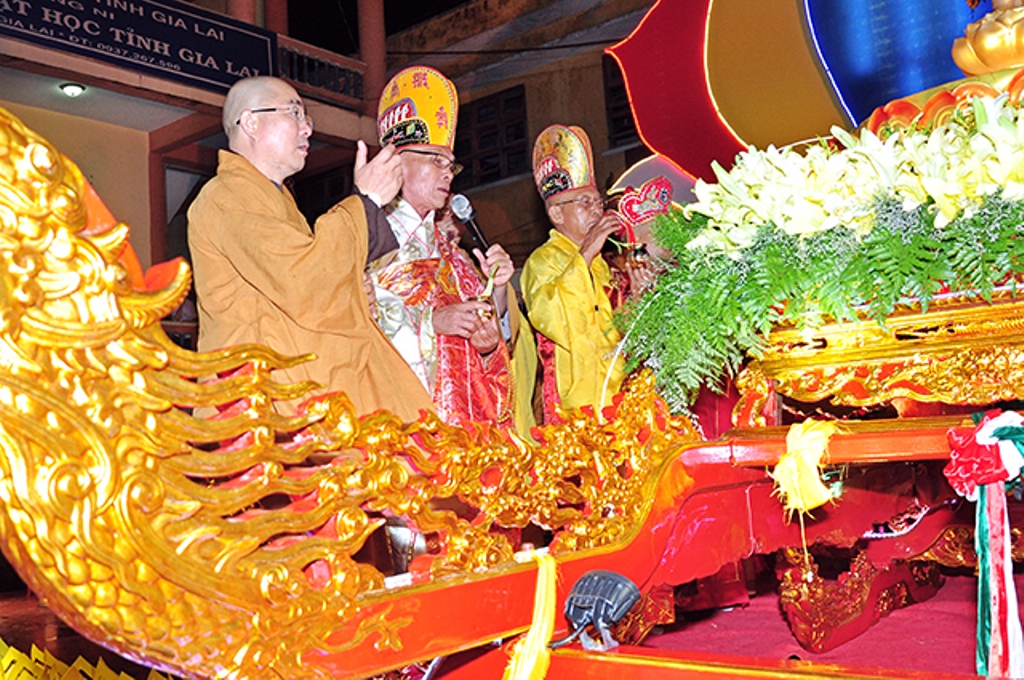 Gia Lai:Thiêng Liêng Lễ Rước Kiệu Phật