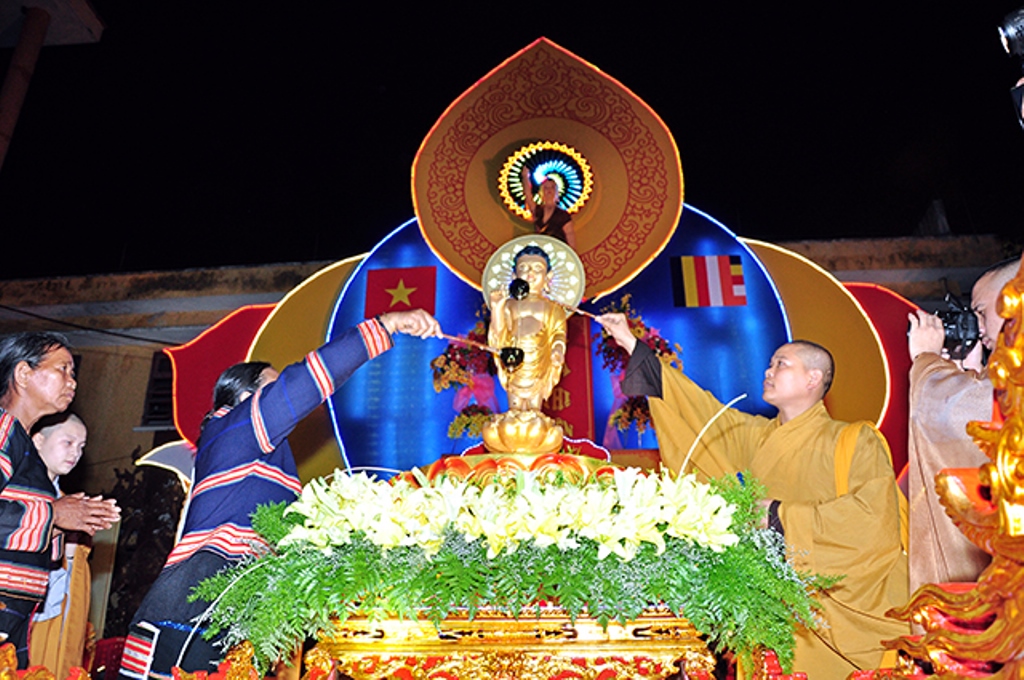 Gia Lai:Thiêng Liêng Lễ Rước Kiệu Phật