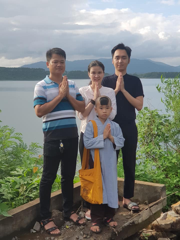 Lễ kính nơi tôn trí tôn tượng Bồ Tát Quan Thế Âm