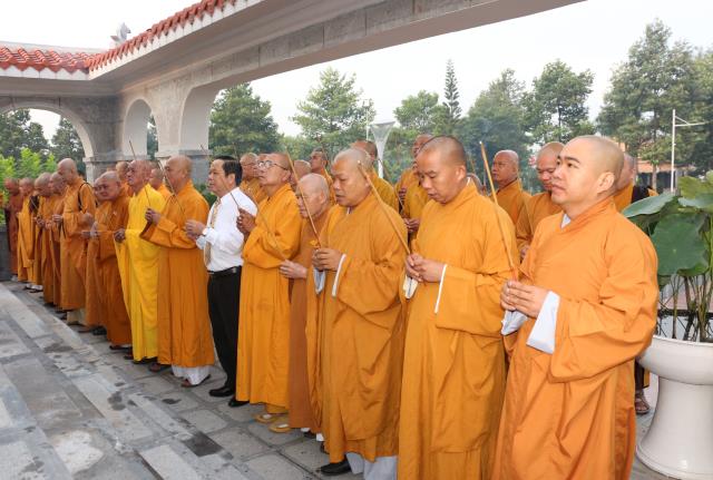 Viếng Nghĩa trang Liệt sĩ tỉnh Bình Dương