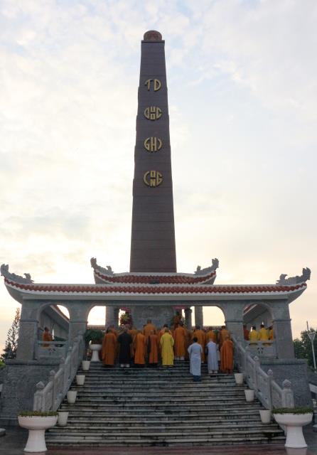 Viếng Nghĩa trang Liệt sĩ tỉnh Bình Dương