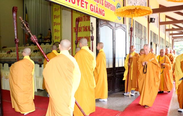 Bình Dương: Buổi thuyết giảng đầu tiên tại đạo tràng an cư kiết hạ.