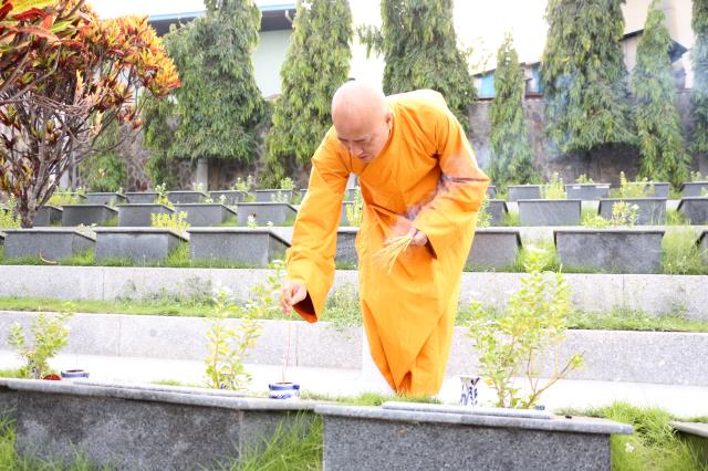Viếng Nghĩa trang Liệt sĩ tỉnh Bình Dương
