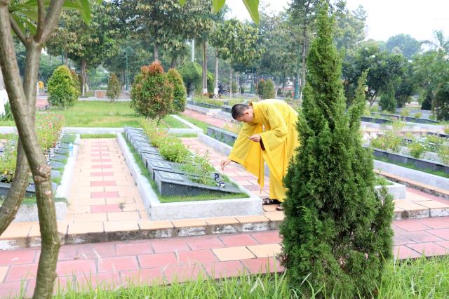 Viếng Nghĩa trang Liệt sĩ tỉnh Bình Dương