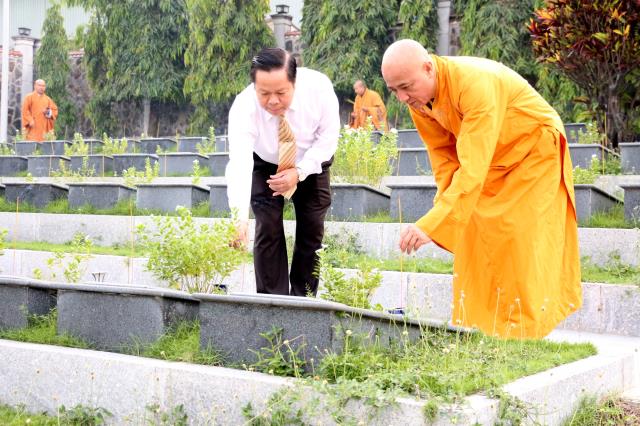 Viếng Nghĩa trang Liệt sĩ tỉnh Bình Dương